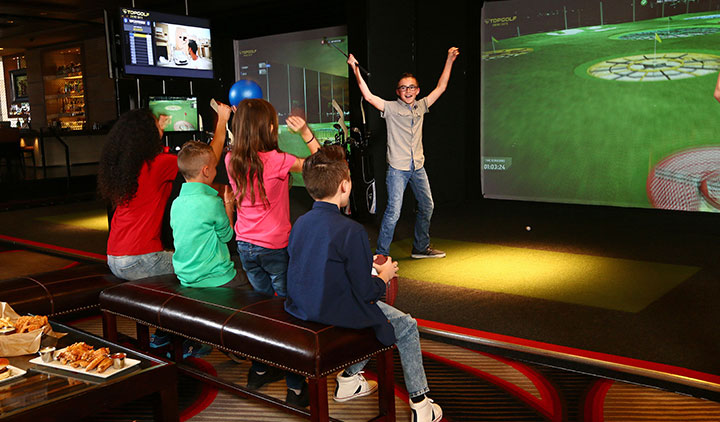 Kids ejoying golf simulator